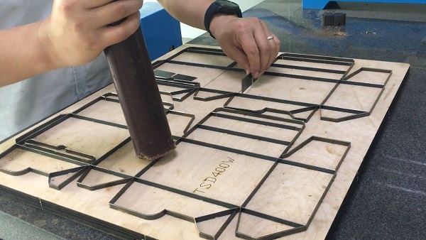 How to make die board with die laser cutting machine&auto blade bending machine?